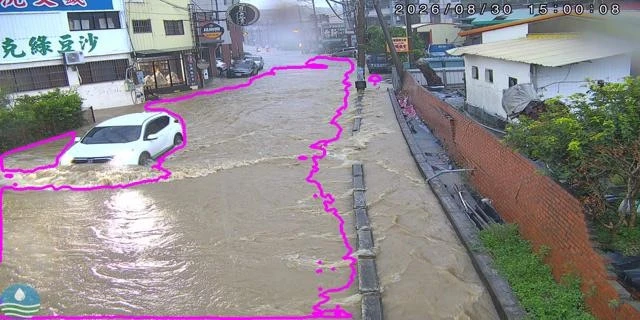 AI 影像辨識畫面：CCTV 即時影像中以桃紅色框線自動標出道路積淹水範圍