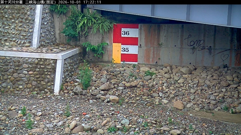 三峽海山橋橋墩下的紅白量水標尺 CCTV 畫面