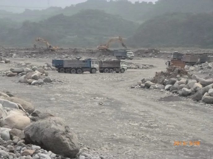 大安溪內灣河段疏濬作業現場,機具清除河道淤積土石
